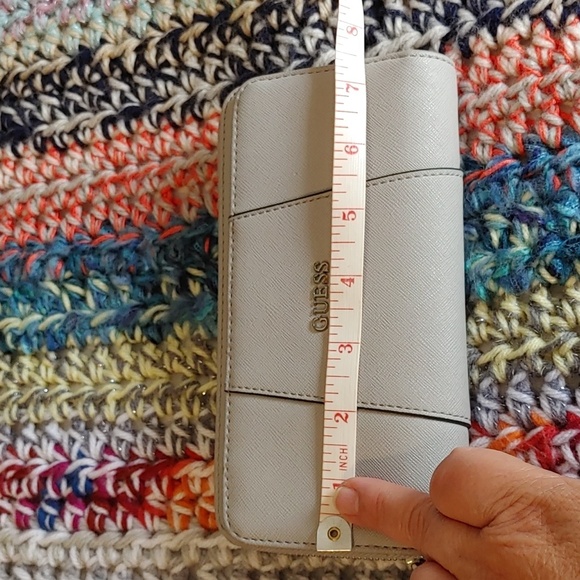 🍁LARGE GUESS WALLET WITH WRISTLET LIGHT GRAY/STONE COLOR - Picture 6 of 13